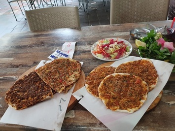 Kara Çizmeli Lahmacun